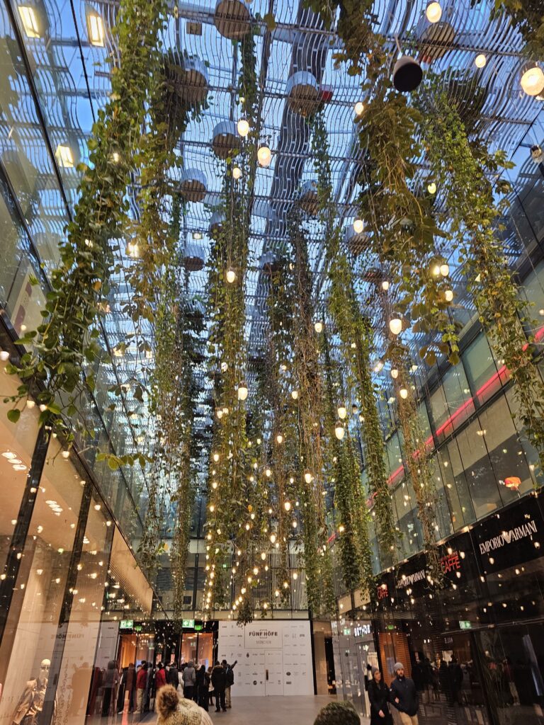 funf hofe, inside